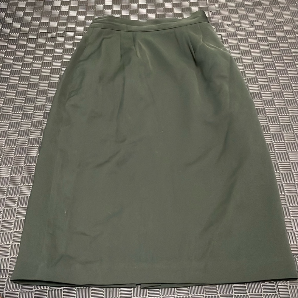 Valerie steven’s micro touch olive green skirt size 4 zipper back